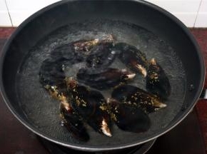 锅里加入清水，放入生姜，大火烧开后倒入青口，将青口煮开口即可。