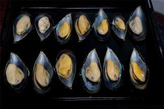 将其排放到烤盘上，放入220度上下火预热中的烤箱大概2分钟（烘干表面水分而已），取出。