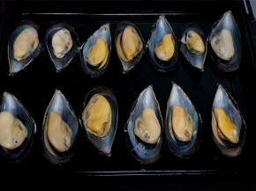 将其排放到烤盘上，放入220度上下火预热中的烤箱大概2分钟（烘干表面水分而已），取出。