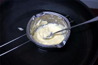将奶油芝士，盐，细砂糖，纯牛奶隔水融化搅拌均匀。