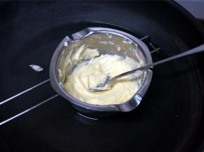 将奶油芝士，盐，细砂糖，纯牛奶隔水融化搅拌均匀。