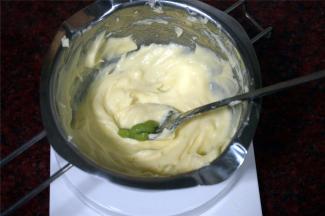 加入芥末（喜欢辣的可以加多点），搅拌均匀，成为芥末芝士酱，装入裱花袋。