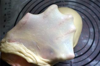 然后取出，摔打面团10分钟，可以拉出漂亮的手套膜。