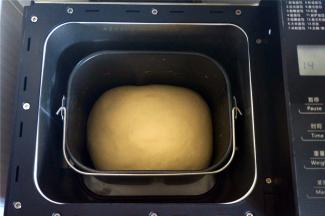 将整型好面团放入魔法云面包机，选择发酵档，时间60分钟，进行基础发酵。第一次发酵程序结束后再启动一次发酵档，时间为30分钟，至面团发酵至两倍大。