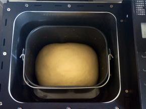 将整型好面团放入魔法云面包机，选择发酵档，时间60分钟，进行基础发酵。第一次发酵程序结束后再启动一次发酵档，时间为30分钟，至面团发酵至两倍大。