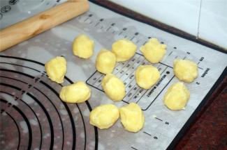 酥皮食材分成12份。