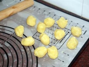 酥皮食材分成12份。