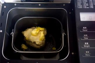 第一次揉面结束后，加入软化的黄油块，然后启动第二次揉面程序，时间15分钟。