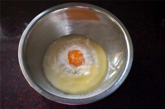 将酥皮的材料（蛋黄1个、猪油40g、细糖50g、低筋面粉75g、泡打粉1克）混合均匀。