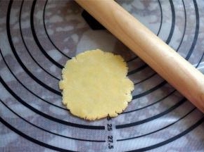 擀成薄片备用。