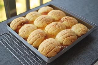 烤箱预热，上火170度，下火160度，中层，烘烤25分钟，烤至表皮金黄色即可。