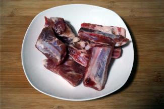 排骨洗净后切成寸段。