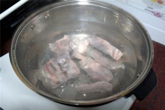 将排骨放入锅中，烧开水，煮3分钟左右，捞起，洗净血沫。