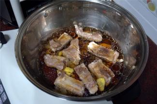 锅里放入处理好的排骨，50克冰糖，和饺子醋以外的其他调料和水。
