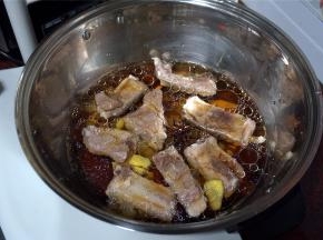 锅里放入处理好的排骨，50克冰糖，和饺子醋以外的其他调料和水。