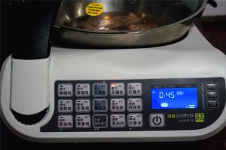 盖锅，启动捷赛自动锅的【收汁无锡骨】功能，自动烹饪。