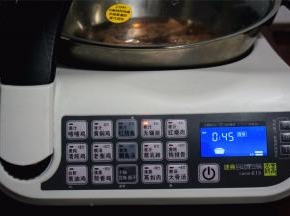 盖锅，启动捷赛自动锅的【收汁无锡骨】功能，自动烹饪。