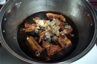 待烹饪程序结束后，加入饺子醋和剩余的冰糖，启动【干锅】功能，进行二次收汁，不用盖锅。程序结束后，将锅里的食材拌均匀，装碟即可。