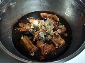 待烹饪程序结束后，加入饺子醋和剩余的冰糖，启动【干锅】功能，进行二次收汁，不用盖锅。程序结束后，将锅里的食材拌均匀，装碟即可。