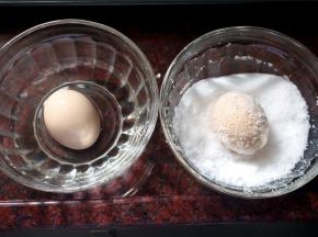 将鸡蛋在高度白酒里滚几圈，让每个角度都沾上酒，然后在食盐里滚一圈，均匀沾上食盐。