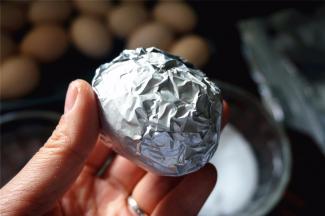 用锡纸将裹满食盐的鸡蛋包好。