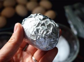 用锡纸将裹满食盐的鸡蛋包好。