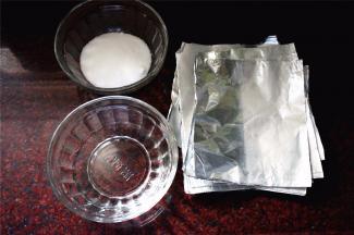 将高度白酒以及食盐分别装到大碗里，同时准备一叠锡纸（大小能包裹住整个鸡蛋就行）。