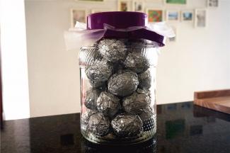 重复上述步骤，全部包好，放入容器里密封，在阴凉处放置1个月左右。