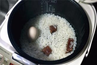 烹饪：煮饭的时候随大米一同入锅煮熟即可。
