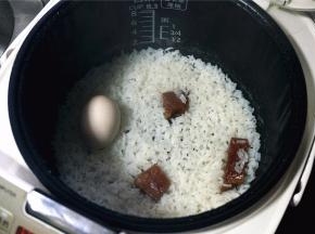 烹饪：煮饭的时候随大米一同入锅煮熟即可。