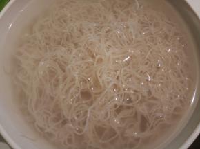 加开水泡发8成熟，沥水，加点油拌一下，防止粘