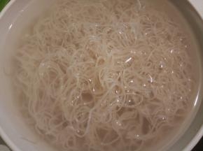 加开水泡发8成熟，沥水，加点油拌一下，防止粘