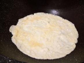 鸡蛋打散，摊成鸡蛋饼，切丝