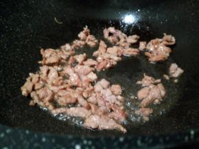 锅里放一点油，放瘦肉丝翻炒