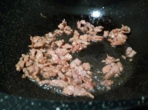 锅里放一点油，放瘦肉丝翻炒