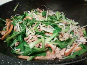 再来点豆芽，小青菜翻炒几下