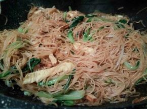 最后加入榨面翻炒至面干爽，再加生抽，细盐，翻炒，出锅前加入鸡蛋丝翻拌