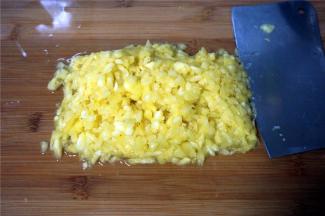 将菠萝肉切成丁，尽量切碎一点。