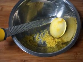 柠檬刨取皮屑，果肉榨汁，备用。