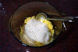 将菠萝丁，柠檬汁，砂糖，同放入玻璃锅里，搅拌均匀，封上保鲜膜，放冰箱冷藏腌制12个小时。