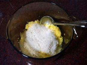 将菠萝丁，柠檬汁，砂糖，同放入玻璃锅里，搅拌均匀，封上保鲜膜，放冰箱冷藏腌制12个小时。
