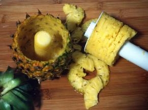 菠萝去皮去芯，备用。