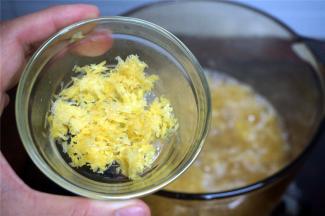 大概熬煮了15分钟后，加入柠檬皮屑，拌均匀，一起熬煮。