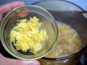 大概熬煮了15分钟后，加入柠檬皮屑，拌均匀，一起熬煮。
