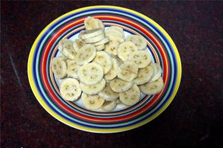 熬煮果酱前，先将粉蕉切片。（如果没有粉蕉，用芭蕉或者香蕉都可以的）