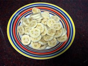 熬煮果酱前，先将粉蕉切片。（如果没有粉蕉，用芭蕉或者香蕉都可以的）