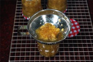 趁热装入消毒过的玻璃瓶，大概九分满一瓶。