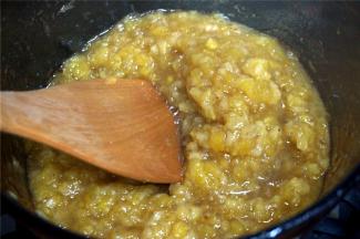 中小火边搅拌边熬煮，至浓稠状态，如图即可熄火。