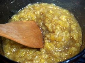 中小火边搅拌边熬煮，至浓稠状态，如图即可熄火。