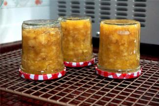 封盖后，立即倒扣30分钟，然后将果酱在室温放置3天，再放入冰箱冷藏保存。